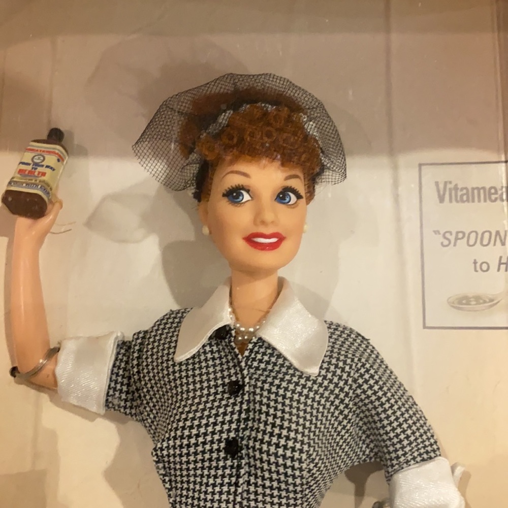 LUCILLE BALL COLLECTORS EDITION DOLL - Picture 7 of 15